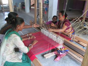 Participants at a HUAC vocational skills training workshop fpr tea garden workers to learn how to use a handloom. (Photo: HLDRC)